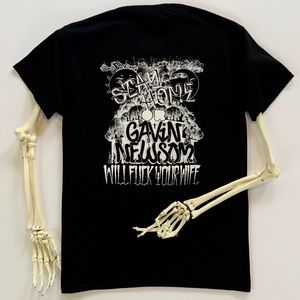 GAVIN NEWSOM IS A GREASE BALL… GILDEN POCKET T-SHIRT